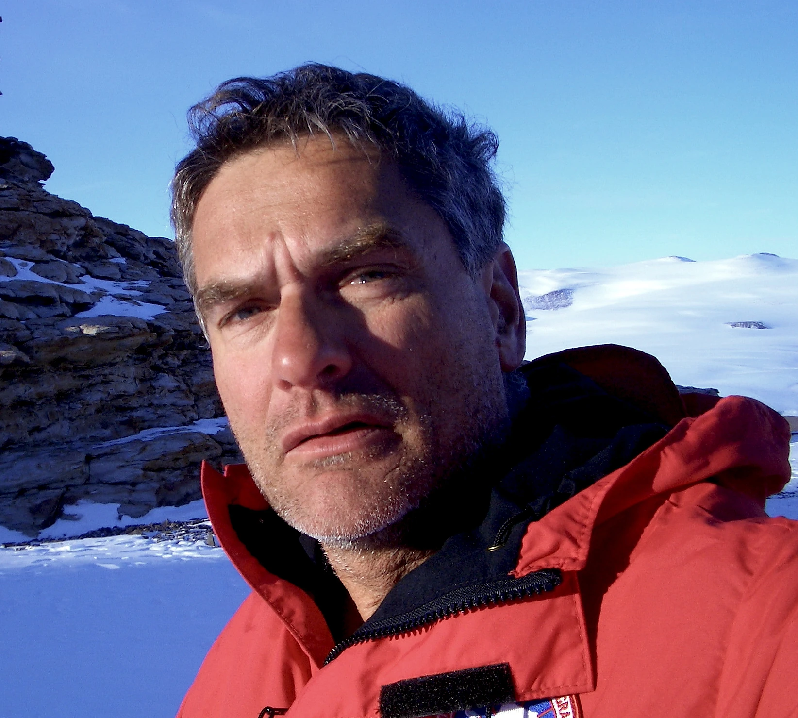 Portrait photographique de Chris McKay dans un paysage polaire
